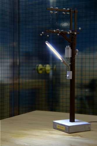 創作靈感來自獨自行過夜裡寧靜的街道，無數街燈，不禁